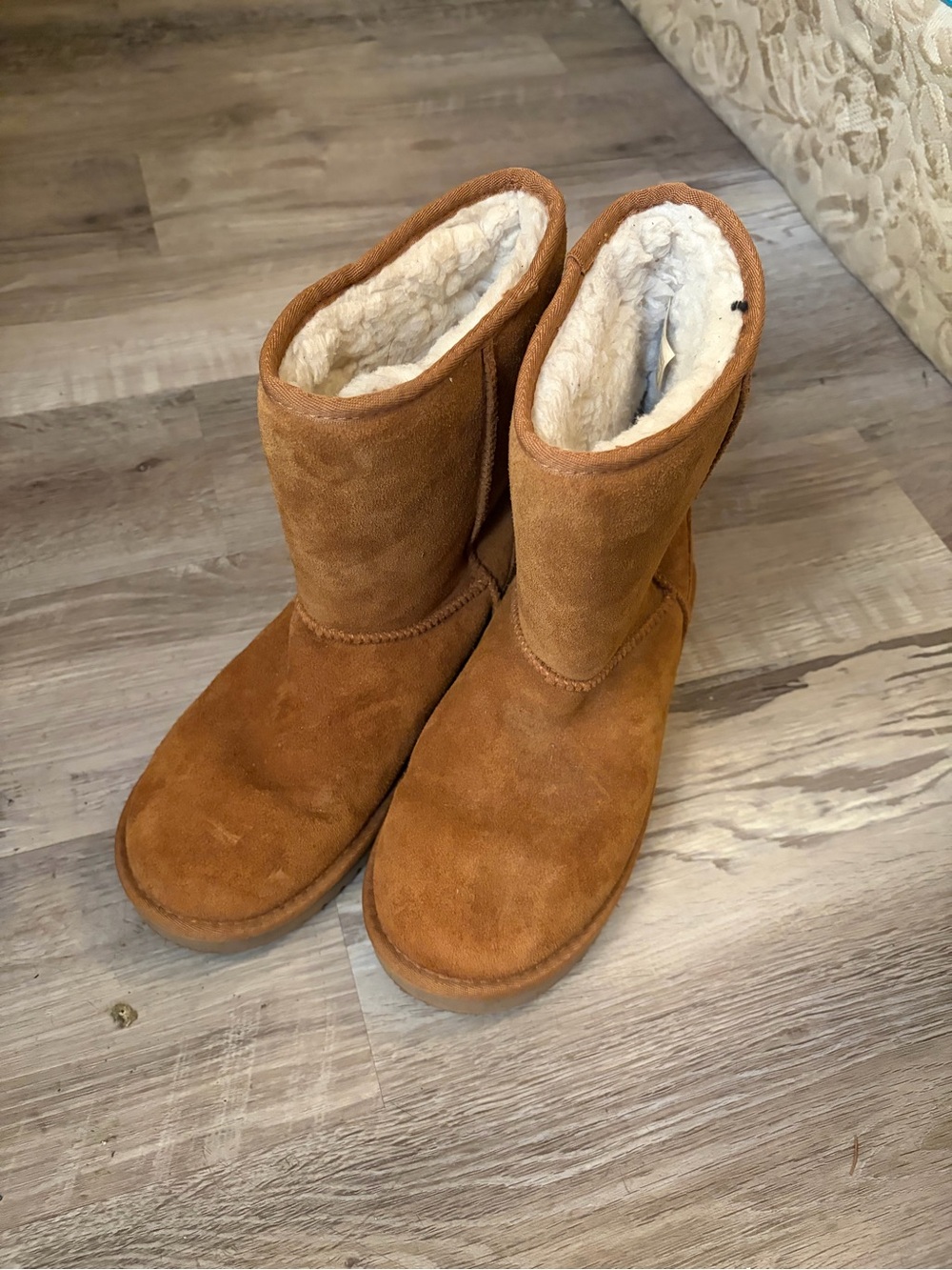 Koolaburra Tan Suede Shearling might smell like smoke I live w/a smoker